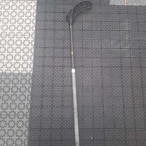 Innebandyklubba Zone prolight - Säljer denna Zone prolight klubban  100 cm lång och har 29 i flex klubban är i bra skick. Skriv vid frågor!