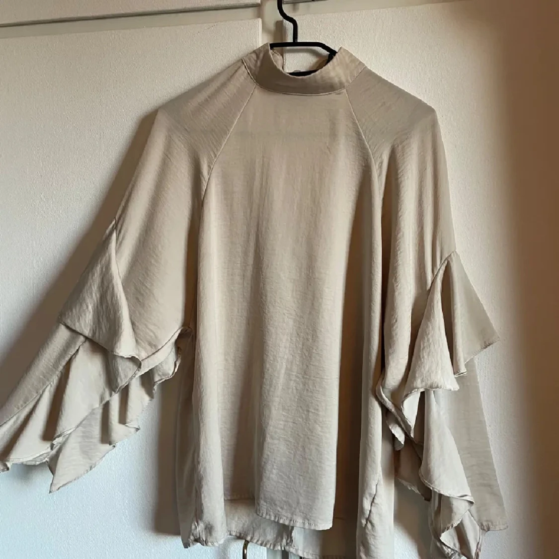 beige blus från H&M storlek 34