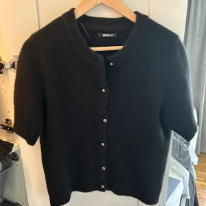 Populär stickad tshirt ginatricot - Helt ny endast testad! Populär tröja från ginatricot. Passar XS-M