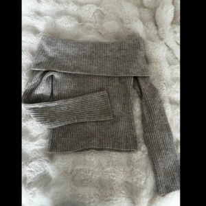 Beige off shoulder stickad tröja  - Köptes på Hm men har använts två gånger max och säljer eftersom den inte kom till användning. Inga defekter. Beige färg i verkligheten och inte lika mörk som bilden.💓💓