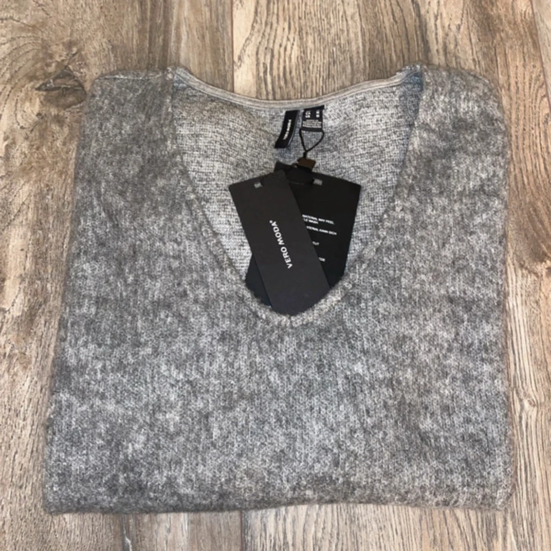 Grå v-ringad tröja från Vero Moda