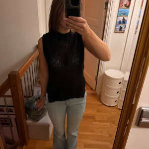 Svart stickad topp - Säljer en svart stickad topp med hög hals och ärmlös design. Toppen har en loose passform och är aldrig använd! Säljer då jag ej tycker den passar min stil. Priset kan diskuteras.