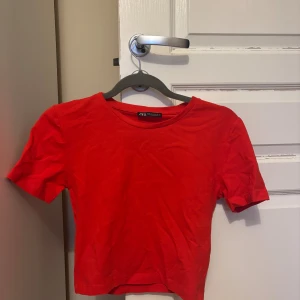 Röd croppad topp från Zara - Röd croppad topp från Zara☺️ Hör av dig vid funderingar!