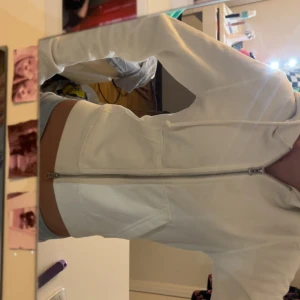 Ziphoodie weekday - Vit hoodie från weekday. Köptes för runt 500. Inga defekter, nyskick. Storlek xxs. 