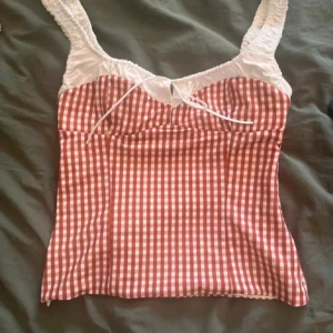 Rutig röd och vit linnetopp med knyt - Supersöt topp från zara 