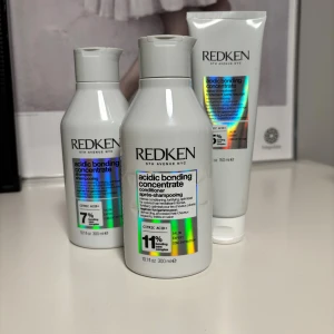 Redken Acidic Bonding Concentrate set - Säljer ett set med Redken Acidic Bonding Concentrate: schampo (300 ml), balsam (300 ml) och leave-in treatment (150 ml). Säljer pga att produkterna inte fungerar på min hårtyp, cirka hälften kvar i alla produkter.💆🏼‍♀️