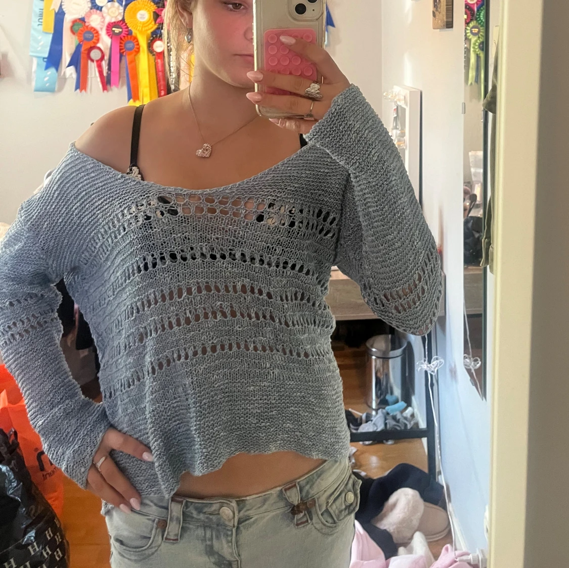 Ljusgrå stickad offshoulder-tröja