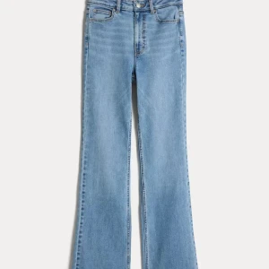 Cubus bootcut jeans ljusblå - Ljusblå Cubus Jane boot jeans med klassisk bootcut-passform och hög midja. Jeansen har fem fickor, dragkedja och knapp framtill. Tillverkade i slitstarkt denimtyg som ger en snygg vintagekänsla. Perfekta för dig som gillar retrostil och vill ha ett par jeans med lite extra vidd nertill. High waist, Jane boot. Original pris 499kr. Säljer då dom är för små. Storlek S men är stretchy.
