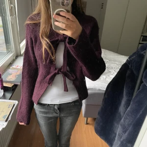 Vinröd kofta från Gina❤️ - Säljer en typ av ”kofta” från Gina Tricot, väldigt mjuk och skön så den är perfekt nu till vintern och hösten! Har använt den få gånger! De är en väldigt fin design och jag älskar de söta rosetterna💖Kom järna med pris förslag💖