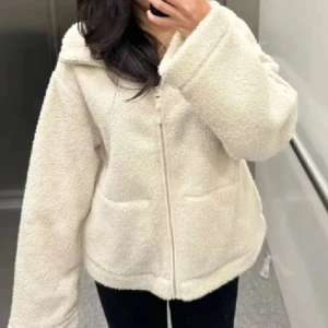 Teddyjacka - Trendiga teddyjackan från h&m. Storlek M då jag haft den oversize💞💞🩷