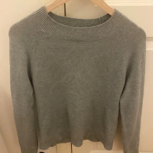 Stickad tröja - En grön stickad tröja från ONLY som inte kommer till användning längre