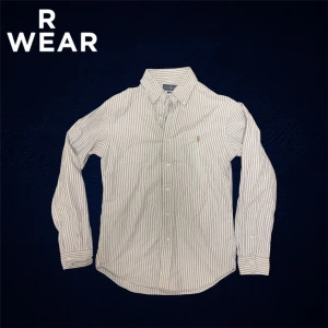 Randig skjorta från Ralph Lauren - Säljer nu en blåvit randig Ralph Lauren skjorta👔                                                              Storlek: M, Skick: 8/10 (Se defekten på bild 3), Nypris: 1899kr, Vårst pris: 399kr, Skriv vid minsta fråga, Fraktar alltid inom 48h efter köp📦