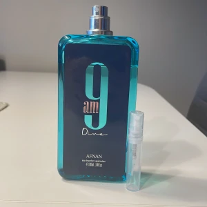 Afnan 9am dive 2ml - Afnan 9am Dive En frisk och energifylld doft som fångar känslan av hav och frihet. Saftiga citrusnoter och krispig mint möter akvatiska toner, balanserat av trä och amber för ett djupare intryck. Perfekt för varma dagar när du vill känna dig ren, fräsch och full av energi.