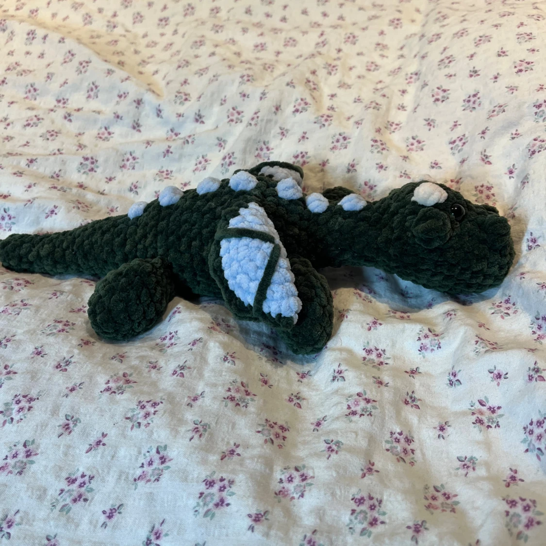 Virkad mörkgrön och blå drake  - 2