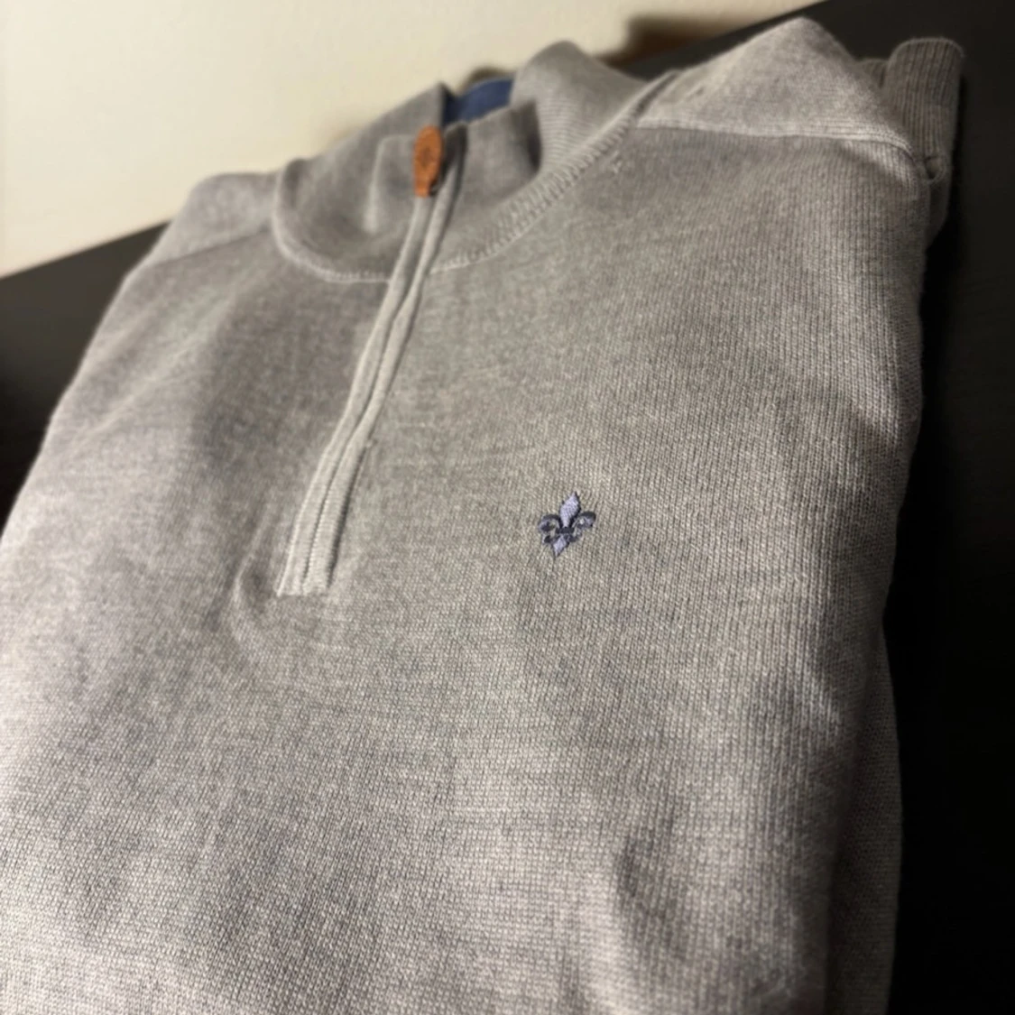 Grå stickad half zip-tröja med brodyr