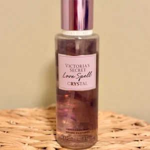 Victoria’s Secret Love Spell Crystal 250 ml - Victoria’s Secret Love Spell Crystal, 250 ml. Limited edition. Använd som på bild. Givetvis förvarad mörkt och svalt. 