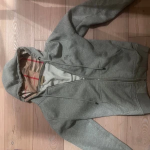 Burberry hoodie  - Säljer en fet burberry hoodie i storlek medium, använd 5 gånger, och säljer för att den inte passar längre, vid minsta fundering skriv!!! Pris kan diskuteras.