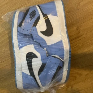 Skor  - Säljer dessa skor åt min vän igen. Storlek 45. LIKNAR Nike. Inte original därav priset. (inte riktiga) 