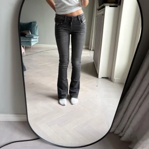 Grå bootcut jeans från Diesel - Säljer ett par grå jeans från Diesel. Nypris 1800 kr 