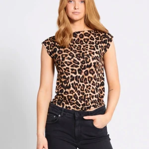 Leopardmönstrad ärmlös topp - Säljer en snygg leopardmönstrad topp med rund hals och ärmlös design. Toppen har en tight passform och är gjord i mjukt stretchigt material som sitter skönt mot kroppen. Perfekt för dig som gillar djurmönster och vill sticka ut lite extra. Stolek M men passar även för nån med storlek S 