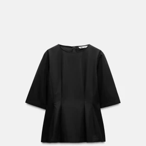 Svart blus från Zara med halvlång ärm - En stilren svart blus från Zara med rund halsringning och halvlånga ärmar. Toppen har en rak passform och är tillverkad i ett slätt material som ger en clean look. Perfekt för dig som gillar minimalistisk stil.