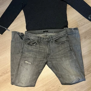 Unika ralph lauren jeans - Gråa ralph lauren jeans köpta för typ 1 år sedan. Finns inte i butik längre. Unika med slitningar (från butik). De är tapered och är 34 i längd o 32 i midja. Jag är 184. Har aldrig sett någon med dessa jeans så helt klart unika o coola.
