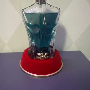 JPG Le Beau Edt  ❗️BYTE❗️ - Jean Paul Gaultier Le Beau EdT med unik flaska och fräsch blågrön vätska. Volym: 75 ml. Perfekt för hösten, sommarn och våren. Det är en ganska fräsch doft med noter av kokosnöt 🥥 och vanilj🍦. Flaskan är helt nyköpt (kvitto finns), ungefär 73-74 ml kvar. HELST ETT BYTE MEN KAN OCKSÅ SÄLJA 