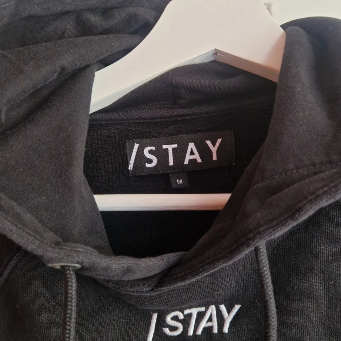 Svart hoodie från Stay med huva - 1