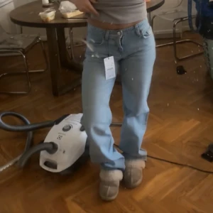 Ljusblå raka jeans  - Säljer ett par ljusblå jeans från zara  raka ben. Jeansen har låg midja och är. Perfekt passform för dig som gillar en avslappnad stil. Taggen sitter kvar.