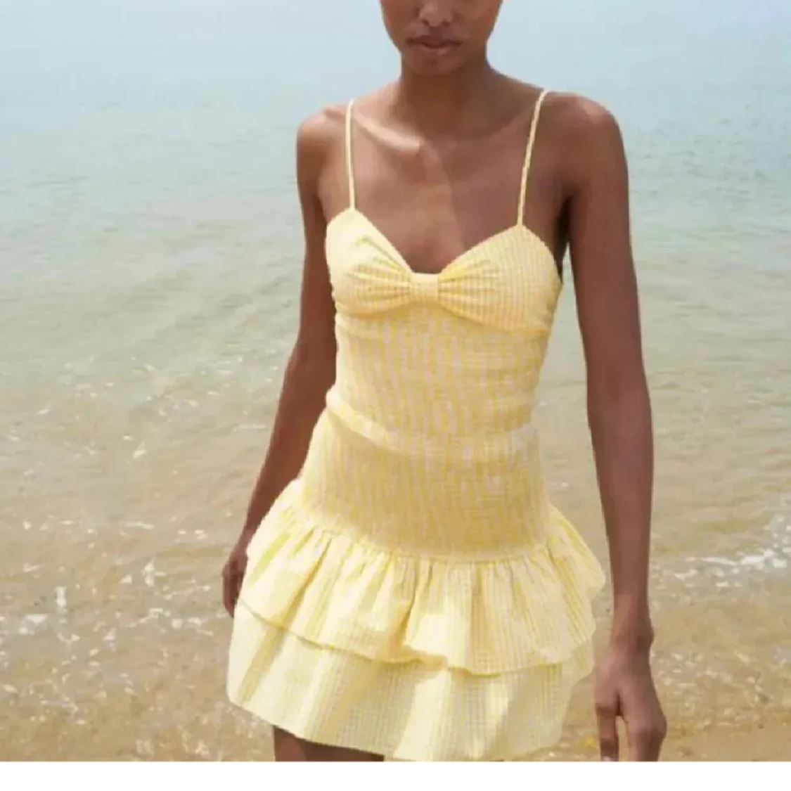 Gul kortklänning med volang