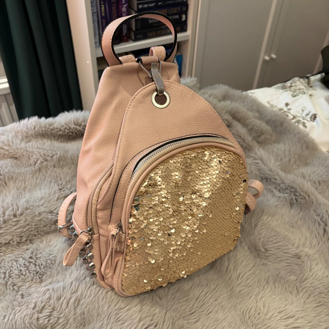 Rosa ryggsäck med paljetter och nitar