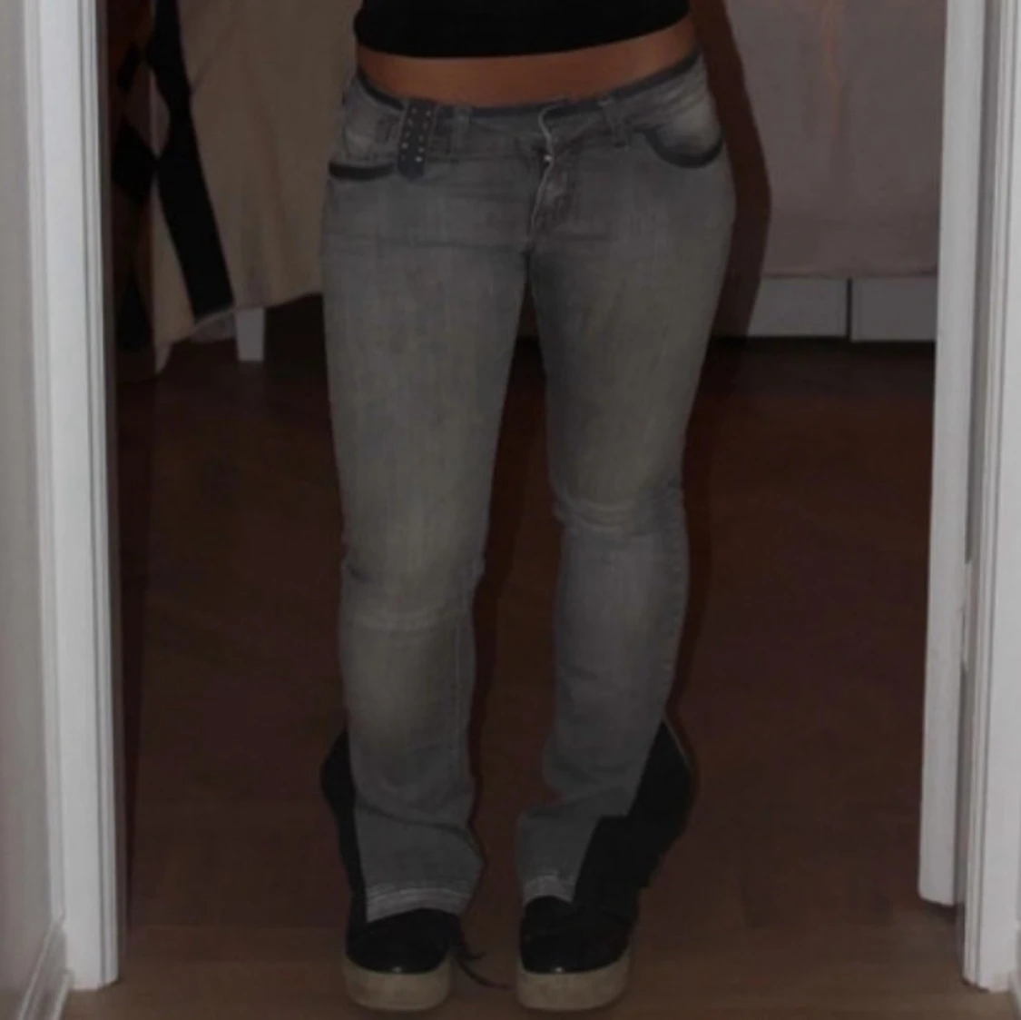 Gråa lådmidjade jeans