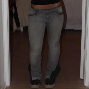 Gråa lådmidjade jeans - Hur snygga som helst, har bara nte kommit till användning Mått Midjemått: 39,5cm Innerbenslängd: 80cm Hela längden: 105cm