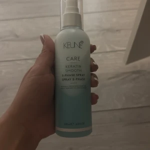 Keune Care Keratin Smooth Spray - Nytt!!! Keune Care Keratin Smooth 2-Phase Spray är en vårdande spray för håret i en snygg blå och vit plastflaska med pump. Innehåller 200 ml och passar perfekt för att ge håret extra styrka och glans med keratin.