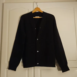 Stickad Cardigan med knappar - Tjena säljer denna cardigan från The Glory Days den är i storlek Small och passar alla 175-183 ungefär. vid pris förslag eller några frågor kontakta! svarar samma dag