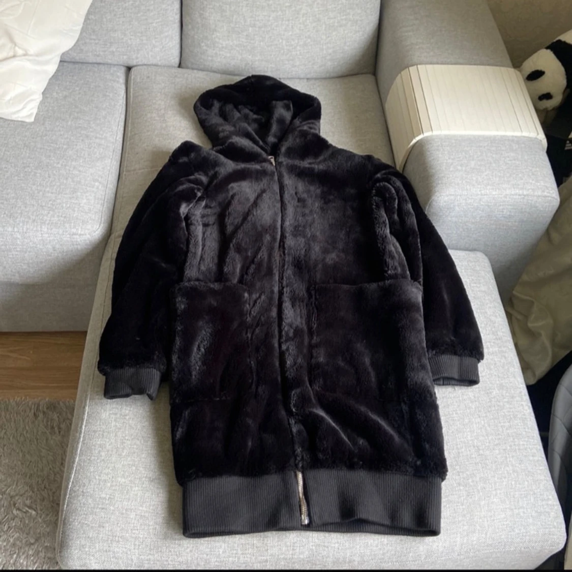 Svart pälsjacka med huva,st.M