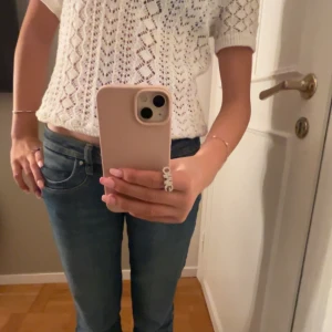 Vit stickad kortärmad topp - Säljer en vit stickad topp från only som är sälland använd. Pris går att diskutera💞💞