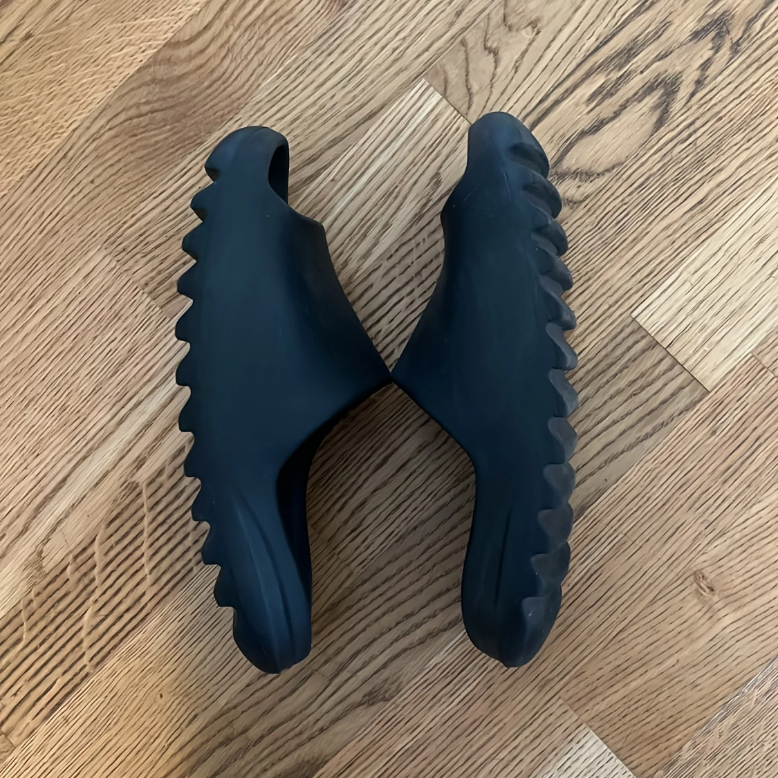 Svarta Adidas Yeezy Slides - 3