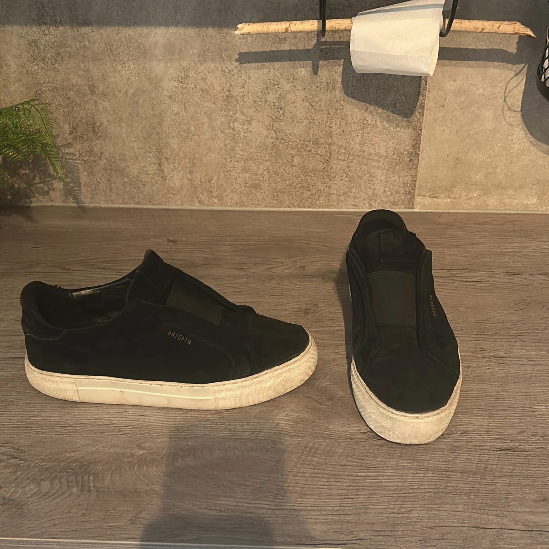 Svarta Arigato sneakers i mocka - 2