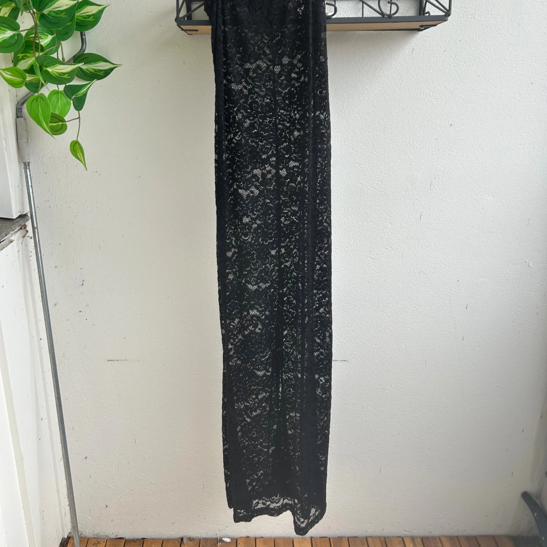 Svart lång spetsklänning  - 1