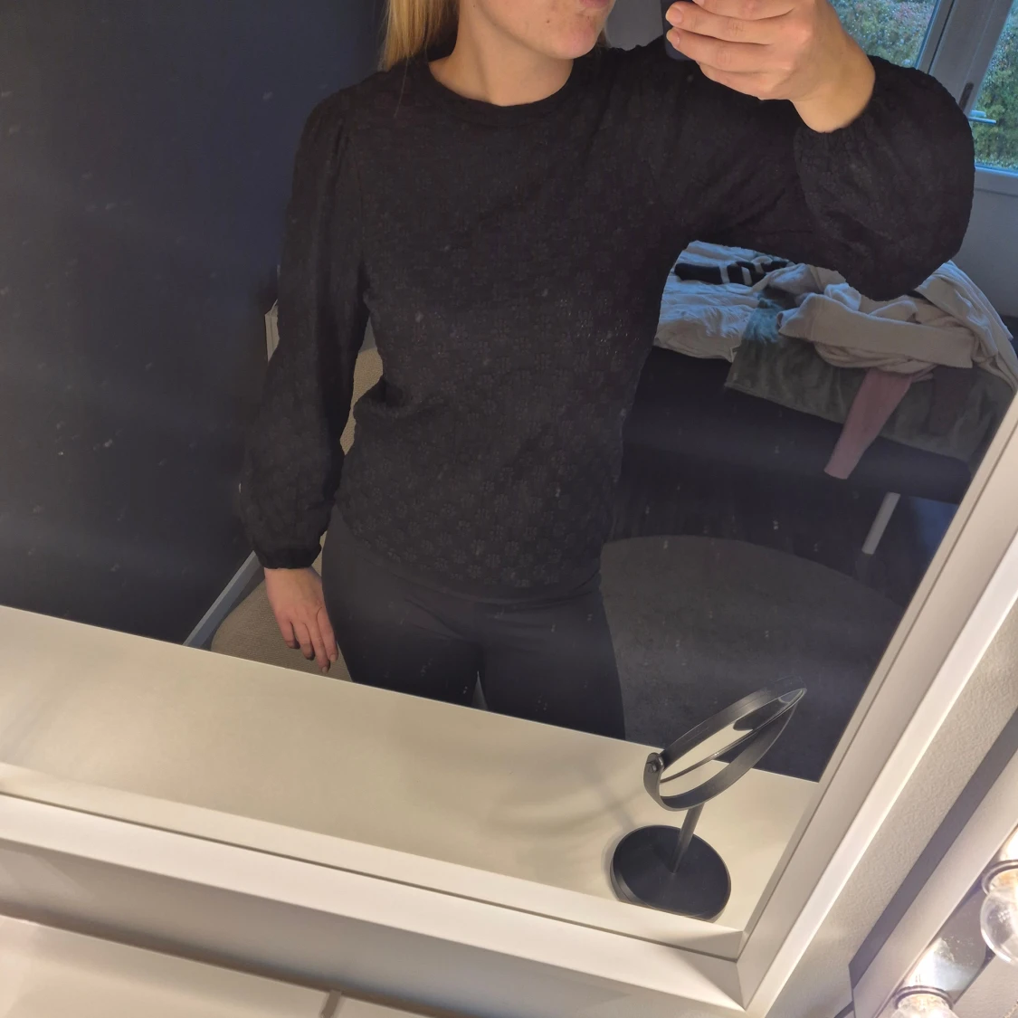 Svart blus med blommor