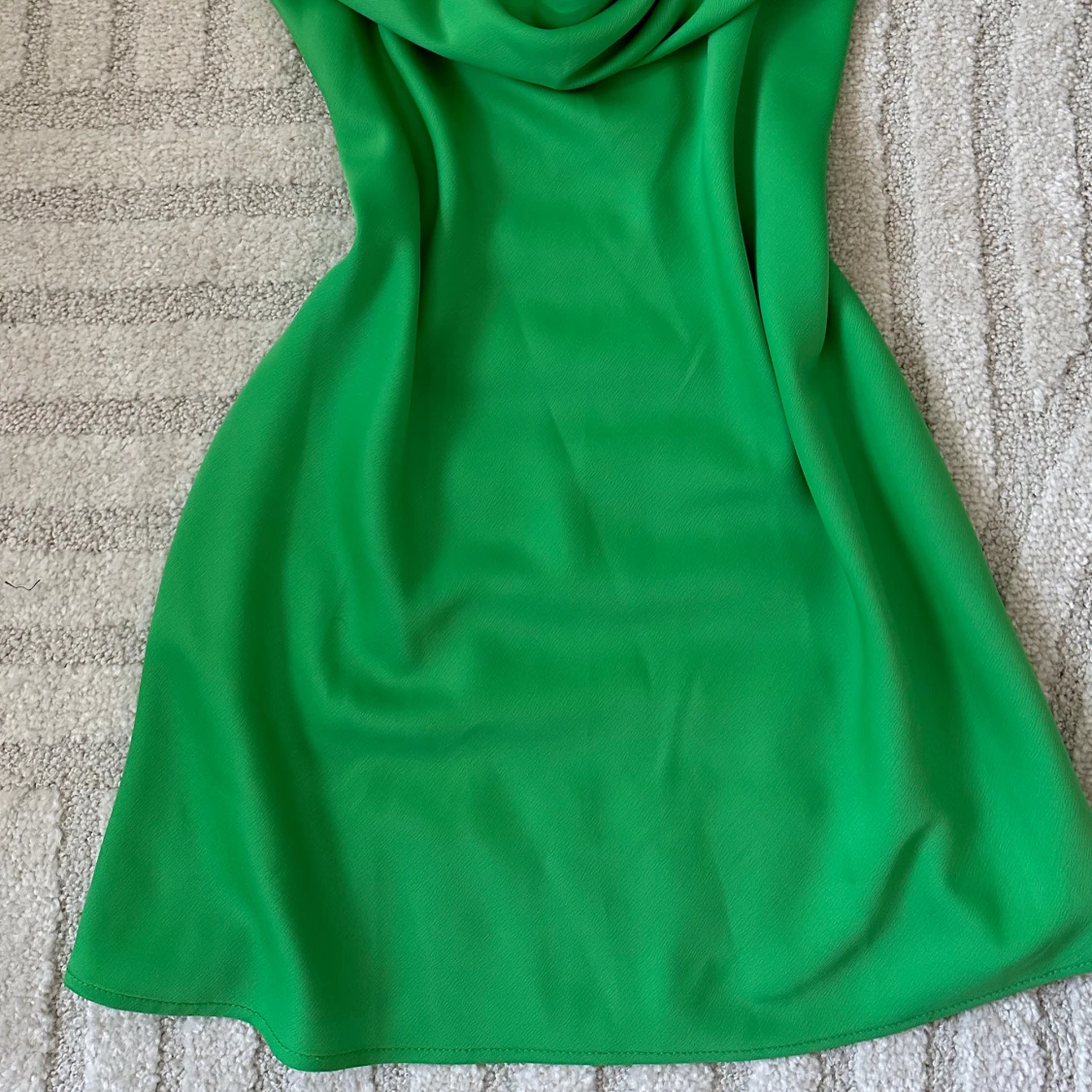 Grön kort klänning med tunna axelband med öppen rygg - 1