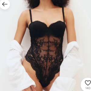Svart spets body - Den populära spets bodyn med push up från h&m. Säljer då den är för liten, helt ny endast testad. Storlek 75B, helt slutsåld!!