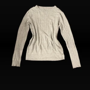 Grå pullover från hamptonrepublic, storlek S/M - BUD TAS OCKSÅ EMOT!! Skulle säga att den passar M bra om man vill ha en mer slimmed look, men s funkar också suveränt Mycket bra skick förutom att brickan (se sista bilden) är av på sidan, detta går att sy! 