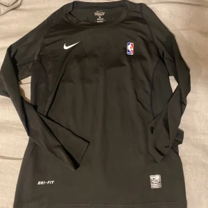 Nike NBA Compression Shirt - Säljer denna snygga träningströjan som jag aldrig använder, det är en compression tröja Storlek M men passar S och L