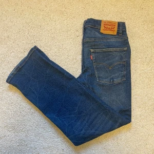 Levi's jeans blåa - Säljer ett par mörkblåa Levi’s jeans i väldigt bra skick, finns inga defekter på jeansen. De passar dig som är runt 170-180cm lång. Hör av er vid funderingar!