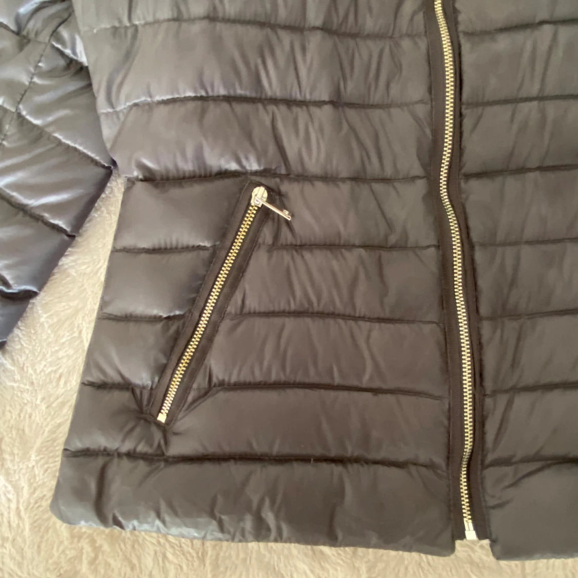 Svart quiltad pufferjacka från Zara - 1