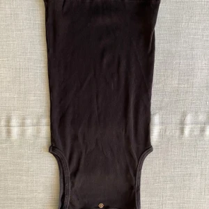 Svart ribbad tanktop från Boss Orange  - Svart tanktop från Boss Orange i ribbad bomull med ärmlös design och rundad hals. 