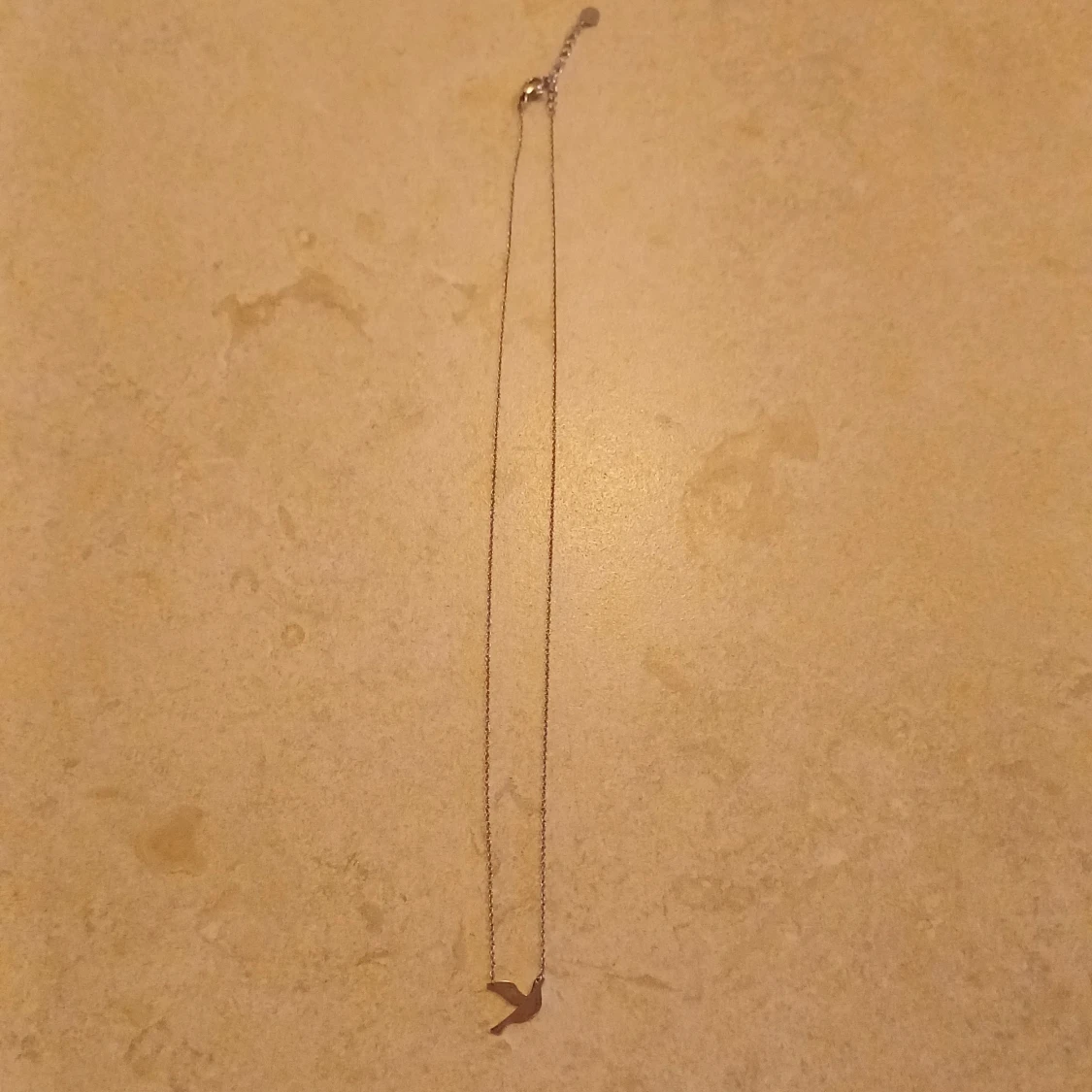 Silvrigt halsband med fågel från Edblad