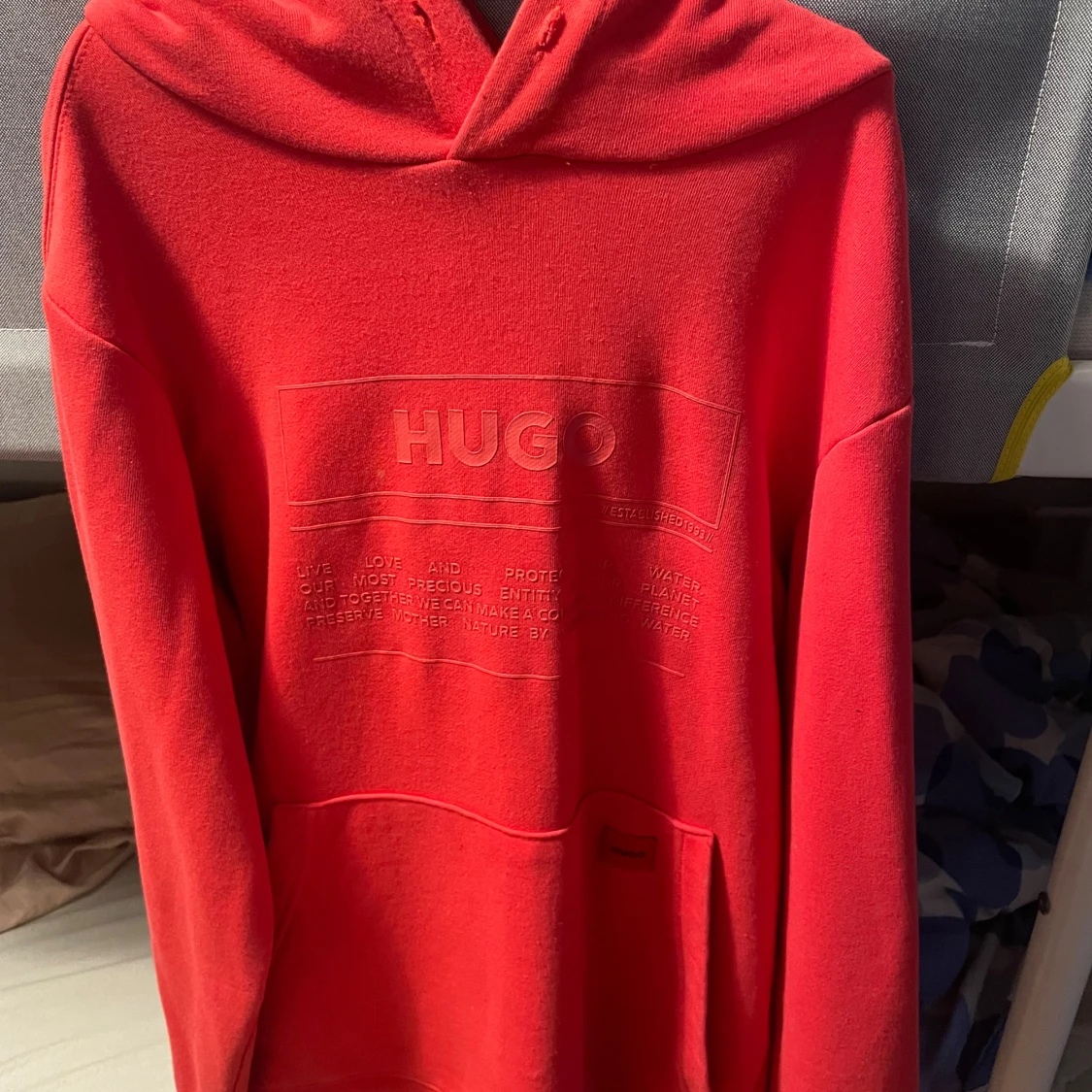 Röd hoodie från Hugo med tryck